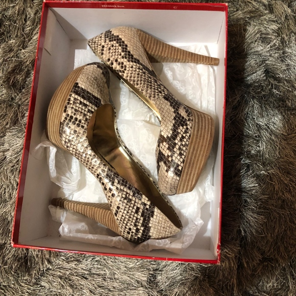 GUESS Gwadrienale Snake Pumps - Picture 2 of 3